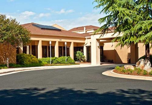 Фотография гостиницы Courtyard by Marriott Raleigh Midtown