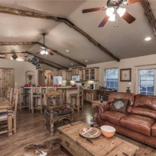 Фотография гостевого дома Cowboy Cabin, 2 Bedrooms, Sleeps 6, Hot Tub, Grill, Wood Stove