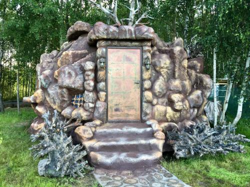 Фотографии мини отеля
Пещера колдуньи Гингемы