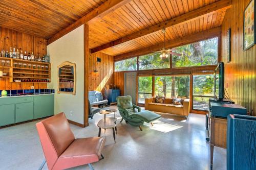 Фотография гостевого дома Breezy, Garden-Level Home Less Than 2Mi to Riverwalk!