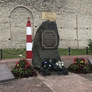 Фотография памятника Памятник Псковичам-флотоводцам, мореплавателям и строителям Российского флота