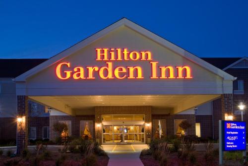 Фотография гостиницы Hilton Garden Inn Milwaukee Northwest Conference Center