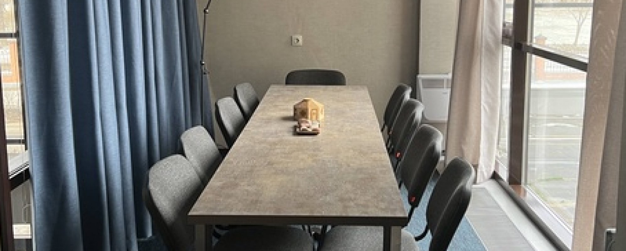 Фотографии комнаты для переговоров HUNNU