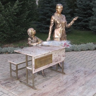 Фотография памятника Памятник Первой учительнице