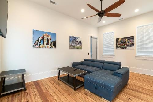 Фотография квартиры 3BR Cottage on Carondelet by Hosteeva