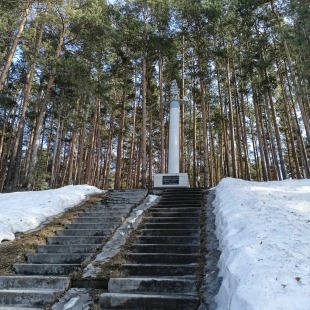 Фотография Памятный обелиск на месте открытия первого месторождения золота