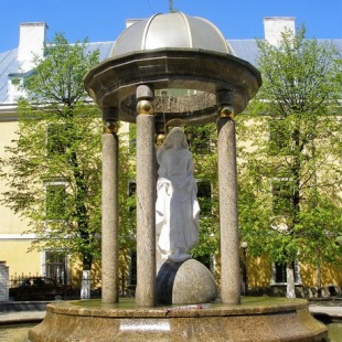 Фотография достопримечательности Ротонда с фонтаном и фигурой Девы Марии