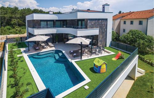 Фотографии гостевого дома
Five-Bedroom Holiday Home in Biograd