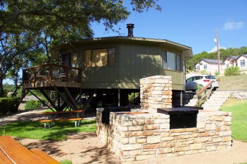 Фотография гостевого дома Relaxing Bungalow w/ Treetop Views, pool & hot tub, next to marina (#17)