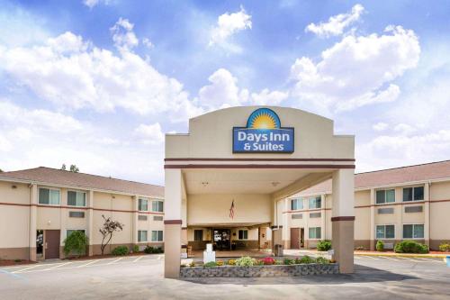 Фотография гостиницы Days Inn & Suites by Wyndham Bridgeport - Clarksburg