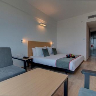 Фотография гостиницы Vaccinated Staff- OYO Townhouse 231 Golden Avenue Road