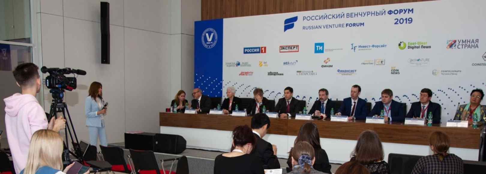 Фотография конференц-зала Казань Экспо Брифинг-зал