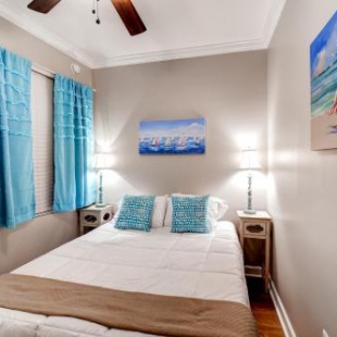 Фотография гостевого дома Sleek Gulfport Condo with Ocean Views and Pool Access!