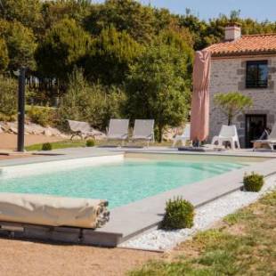 Фотографии гостевого дома 
            Gîte "La Grange" 5 personnes proche du Puy du Fou avec piscine