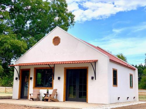 Фотография гостевого дома Little Dutch Cabin #2 -12 Min to Magnolia-Baylor