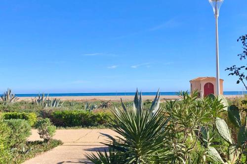 Фотография гостевого дома LA PERLE VUE MER PIEDS DANS L'EAU CLIM WIFI
