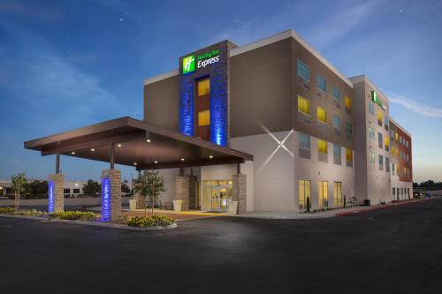 Фотография гостиницы Holiday Inn Express Visalia-Sequoia Gateway Area, an IHG Hotel