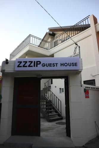 Фотография хостела Zzzip Guesthouse in Hongdae