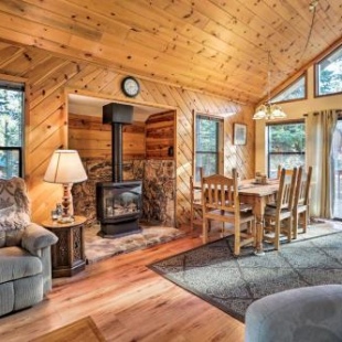 Фотография гостевого дома Pet-Friendly Cabin by Tahoe and Truckee Attractions!