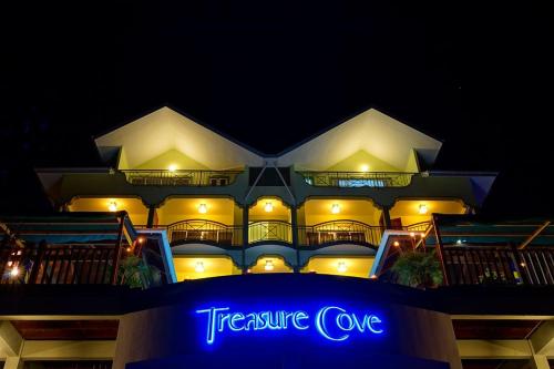 Фотография гостиницы Treasure Cove Hotel & Restaurant