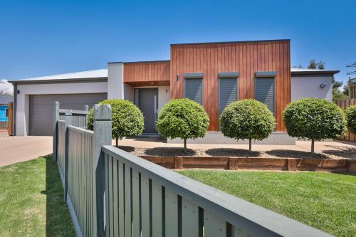 Фотография гостевого дома Indulge Luxury Homes - Dockside Marina