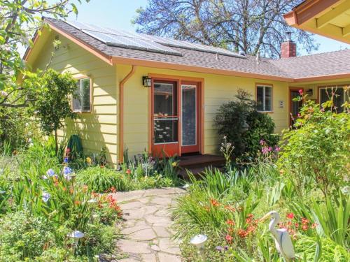 Фотография гостевого дома Hummingbird Garden Retreat