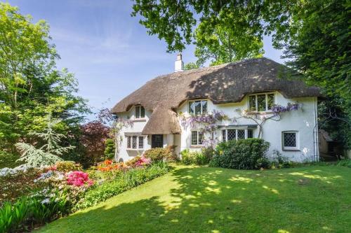 Фотографии гостевого дома 
            Forest Drove Cottage · Idyllic New Forest 6 Bedroom Thatched Cottage