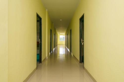 Фотография гостиницы RedDoorz Syariah Plus near Jatiwarna Toll Gate