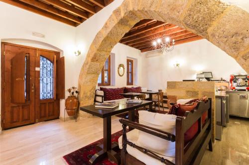 Фотография гостиницы Camelot Traditional & Classic Hotel