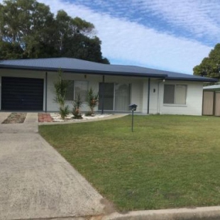 Фотография гостевого дома Lowset home with attached Granny Flat - Doomba Dr, Bongaree