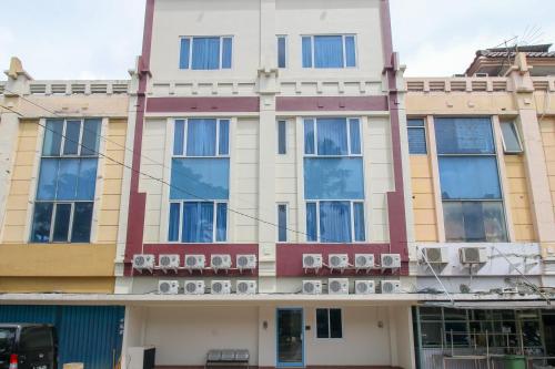 Фотографии гостевого дома 
            RedDoorz Plus near Soekarno Hatta Airport Taman Mahkota