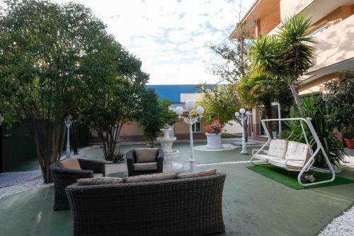 Фотография гостевого дома Escala Suites