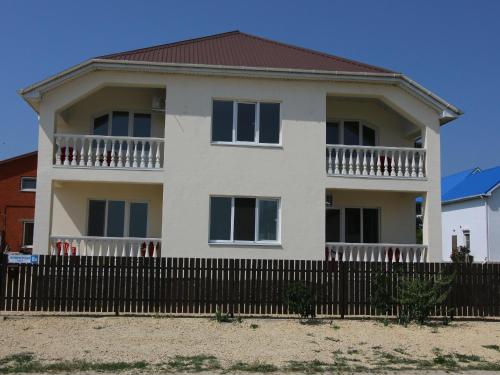 Фотографии гостевого дома
Черноморская, 8а