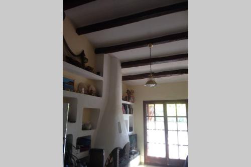 Фотография гостевого дома Casita blanca con wifi y piscina cominutaria