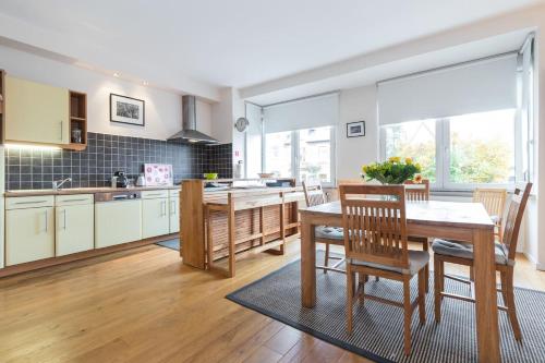 Фотография гостевого дома Fantastic Large House