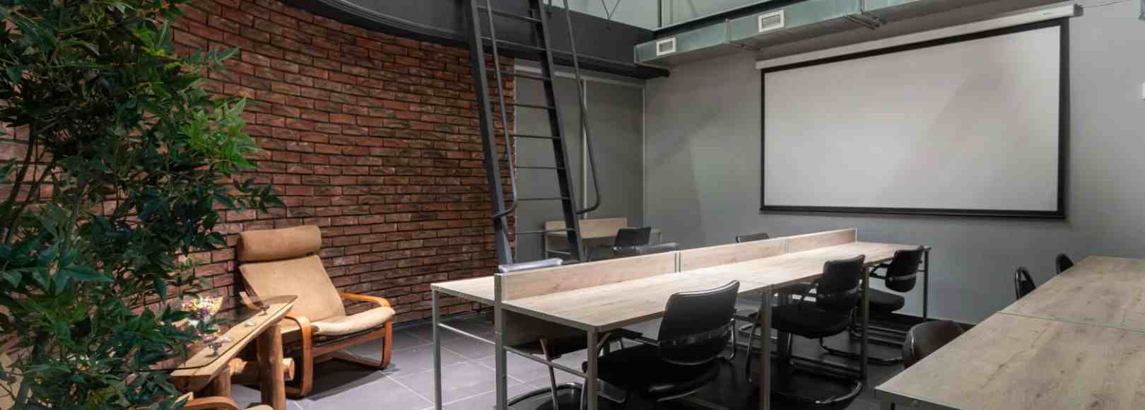 Фотография комнаты для переговоров Коворкинг Промзона Переговорная до 20 человек