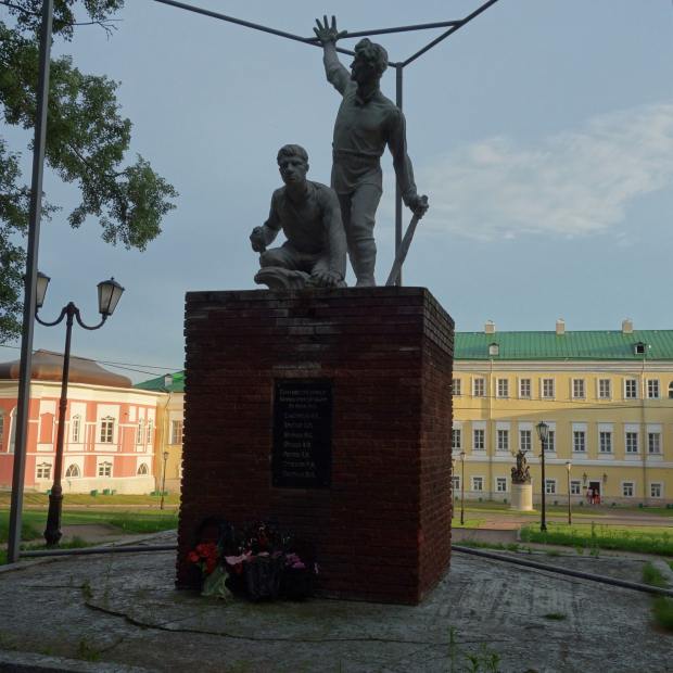 Фотографии памятника 
            Памятник семи расстрелянным коммунарам