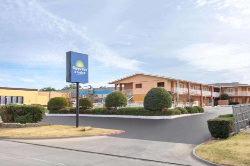 Фотография гостиницы Days Inn & Suites by Wyndham Arlington Near Six Flags