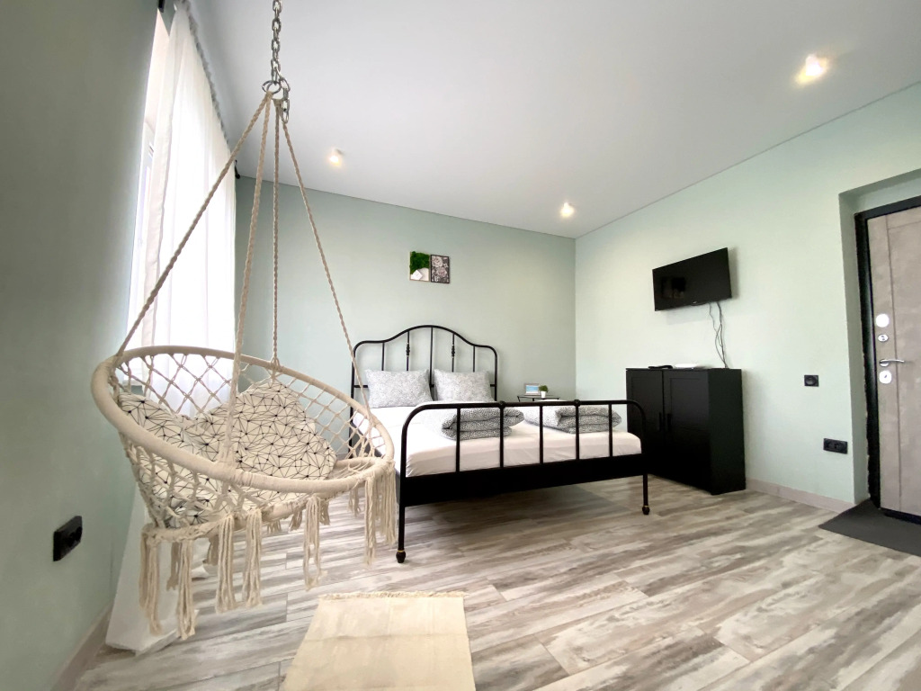 Фотография квартиры Квартира студия с качелями вид на тихий сад