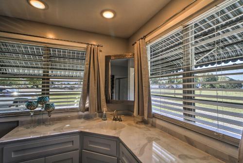 Фотография гостевого дома Lakeview Home - 1 Mile from Bull Shoals Lake!