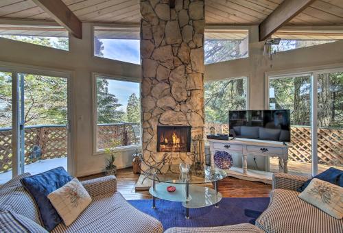 Фотография гостевого дома Lake Arrowhead Cabin with Deck and Scenic Forest Views