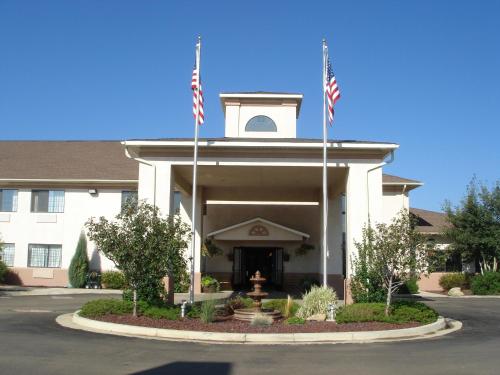 Фотография гостиницы Holiday Inn Express Hotel & Suites Raton, an IHG Hotel