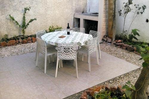 Фотография гостевого дома Apartments with a parking space Bol, Brac - 4658