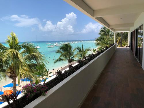 Фотография гостиницы Cuxos Hotel Beachfront