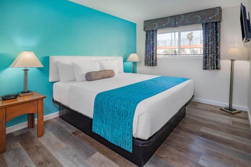 Фотография гостиницы Howard Johnson by Wyndham, Chula Vista/San Diego Hotel & Suites