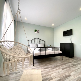 Фотография квартиры Квартира студия с качелями вид на тихий сад