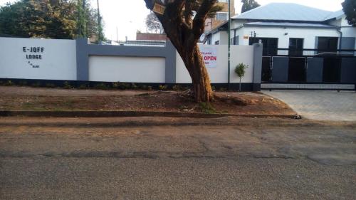 Фотографии гостиницы 
            E-JOFF Lodge