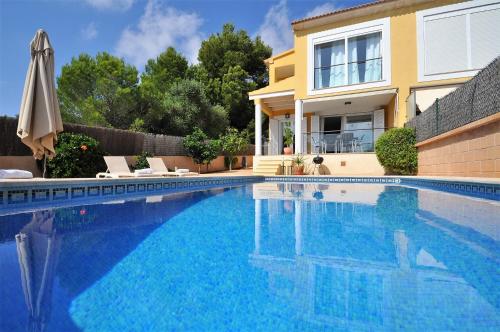 Фотография гостевого дома ES PAS- Chalet en Cala Pi muy solicitado