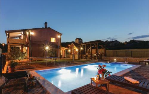 Фотография гостевого дома Four-Bedroom Holiday Home in Hrvace