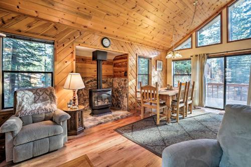 Фотографии гостевого дома 
            Pet-Friendly Cabin by Tahoe and Truckee Attractions!